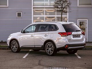 2018 Mitsubishi Outlander III Рестайлинг 2, белый, 1555000 рублей, вид 4