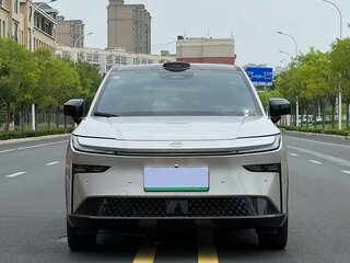 2025 Toyota bZ3X 50 kWh, серебристый, 2300000 рублей, вид 2