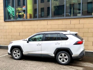 2021 Toyota RAV4 V (XA50), белый, 3200000 рублей, вид 1
