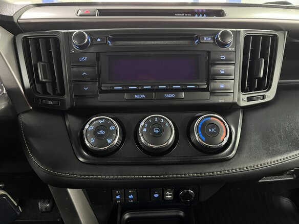2018 Toyota RAV4 IV (XA40) Рестайлинг, серебристый, 2099000 рублей - вид 13