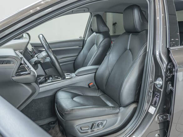 2021 Toyota Camry VIII (XV70) Рестайлинг, коричневый, 2350000 рублей - вид 13