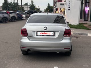 2016 Volkswagen Polo V Рестайлинг, серебристый, 900000 рублей, вид 5