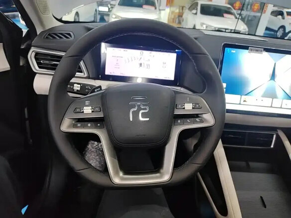2026 BYD Yuan Up 45.12 kWh, серый, 1750999 рублей - вид 6