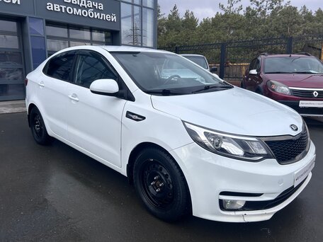 2015 Kia Rio III Рестайлинг, белый, 945000 рублей, вид 5