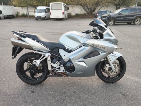 2006 Honda VFR 800, серебристый, 600000 рублей, вид 4
