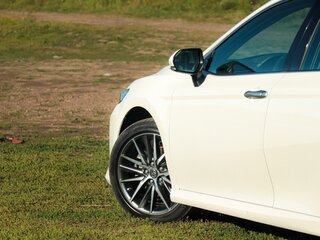 2022 Toyota Camry VIII (XV70) Рестайлинг, белый, 3650000 рублей, вид 3