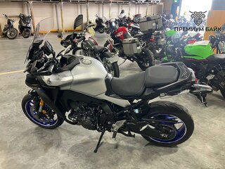 2022 Yamaha MT-09 Tracer (FJ-09), серебристый, 1327000 рублей, вид 2