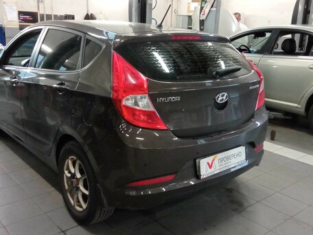 2015 Hyundai Solaris I Рестайлинг, коричневый, 665000 рублей, вид 4