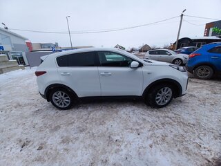 2018 Kia Sportage IV Рестайлинг, белый, 2000000 рублей, вид 4