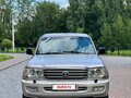 1998 Toyota Land Cruiser 105 100 Series, серебристый - вид 1