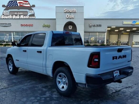 2026 Ram 1500 Crew Cab eTorque V Рестайлинг, белый - вид 2