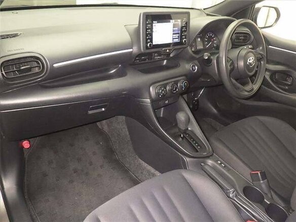 2022 Toyota Yaris IV, серебристый, 765000 рублей - вид 14