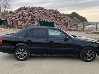 1996 Mercedes-Benz C-Класс 180 I (W202), чёрный, 320000 рублей, вид 2