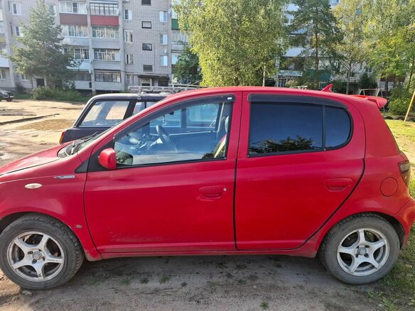 2000 Toyota Vitz I (P10), красный, 290000 рублей - вид 2