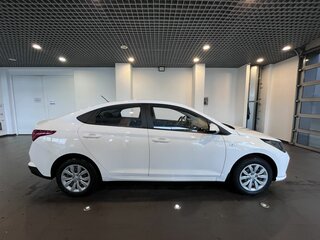 2022 Hyundai Solaris II Рестайлинг, белый, 1728000 рублей, вид 2