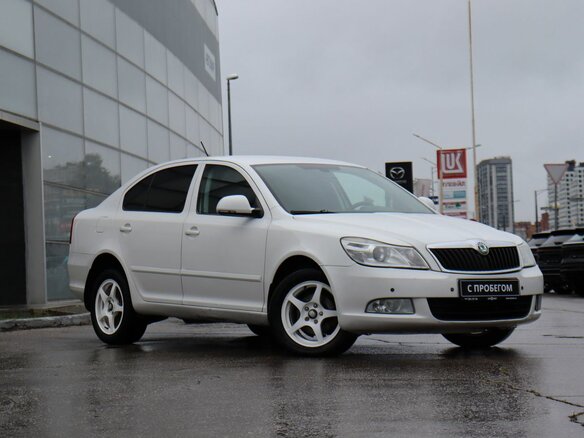 2011 Skoda Octavia II (A5) Рестайлинг, белый, 690000 рублей - вид 2