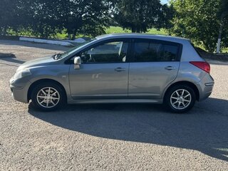 2010 Nissan Tiida I Рестайлинг, серебристый, 620000 рублей, вид 5