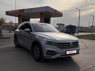 2018 Volkswagen Touareg III, серебристый, 3700000 рублей, вид 2