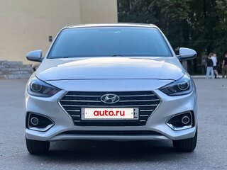2018 Hyundai Solaris II, серебристый, 899900 рублей, вид 2