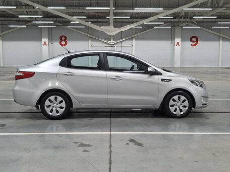 2013 Kia Rio 5-speed III, серебристый, 550000 рублей, вид 4