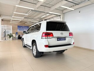 2018 Toyota Land Cruiser 200 Series Рестайлинг 2, белый, 6599900 рублей, вид 4