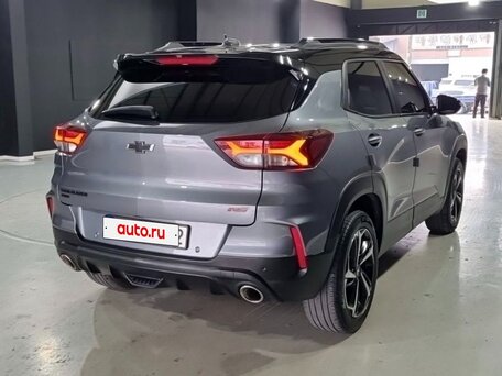 2023 Chevrolet TrailBlazer III, серый, 2970000 рублей, вид 2