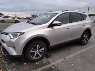 2017 Toyota RAV4 IV (XA40) Рестайлинг, серебристый, 2095000 рублей, вид 4