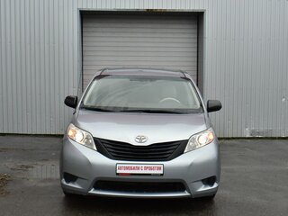 2010 Toyota Sienna III, серебристый, 1799000 рублей, вид 2