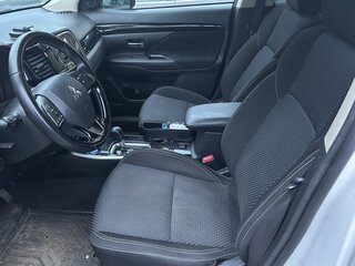 2019 Mitsubishi Outlander III Рестайлинг 3, белый, 2400000 рублей, вид 4