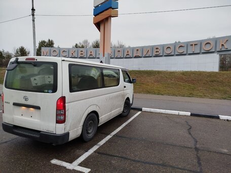 2017 Toyota HiAce, белый, 3900000 рублей, вид 2