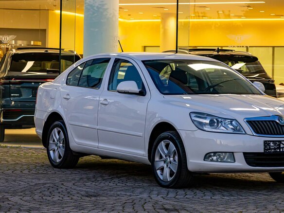 2011 Skoda Octavia DSG7 II (A5) Рестайлинг, белый - вид 7