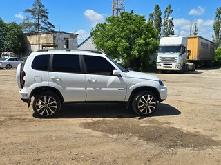 2018 Chevrolet Niva I Рестайлинг, белый, 750000 рублей, вид 3