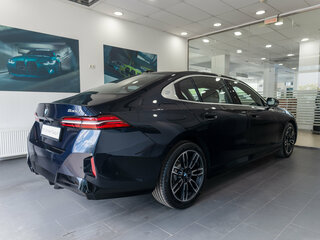2025 BMW 5 серии Long 530Li xDrive VIII (G60/G61/G68), чёрный, 8450000 рублей, вид 4