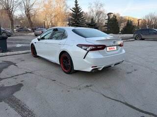 2022 Toyota Camry VIII (XV70) Рестайлинг, белый, 3888000 рублей, вид 5