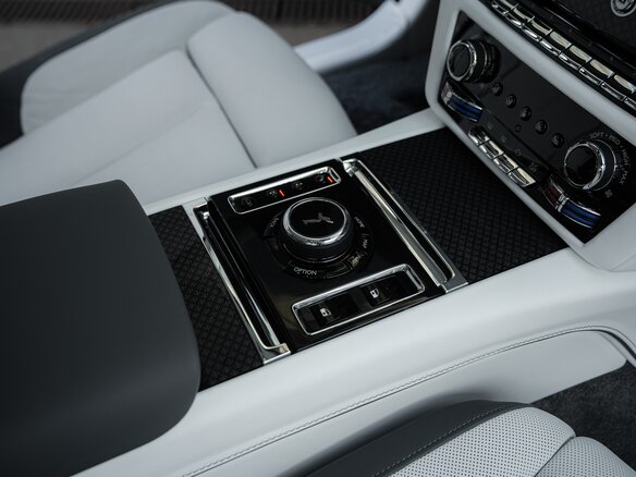 2026 Rolls-Royce Ghost Black Badge II Рестайлинг (Series II), серый, 60400000 рублей - вид 15
