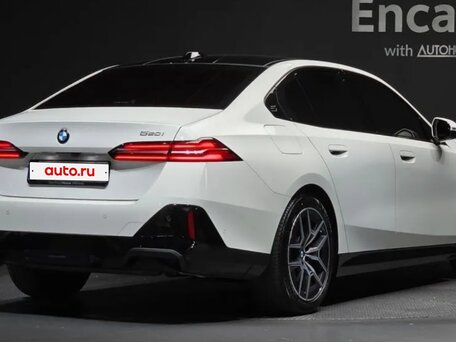 2024 BMW 5 серии 520i VIII (G60/G61/G68), белый, 5530000 рублей, вид 2