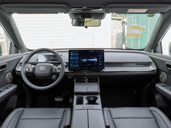 2026 Toyota bZ3X 58.3 kWh, белый, 3286000 рублей - вид 16