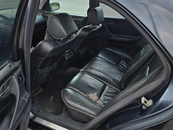 1999 Mercedes-Benz E-Класс 320 II (W210, S210) Рестайлинг, чёрный, 600000 рублей - вид 7