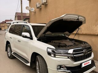 2016 Toyota Land Cruiser 200 Series Рестайлинг 2, белый, 5650000 рублей, вид 3