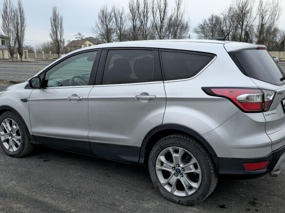2016 Ford Escape III Рестайлинг, серебристый, 1400000 рублей - вид 1