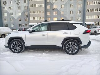 2021 Toyota RAV4 V (XA50), белый, 3650000 рублей, вид 4