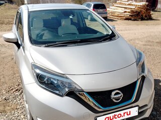 2018 Nissan Note e-Power II Рестайлинг, серебристый, 1250000 рублей, вид 1