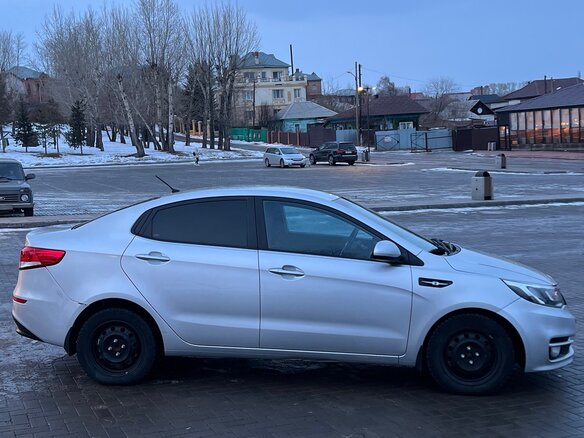 2015 Kia Rio III Рестайлинг, серебристый, 769000 рублей - вид 3
