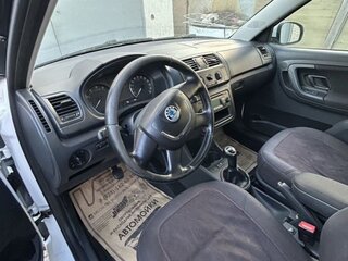 2010 Skoda Fabia II Рестайлинг, белый, 500000 рублей, вид 2