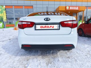 2014 Kia Rio 6-speed III, белый, 850000 рублей, вид 5