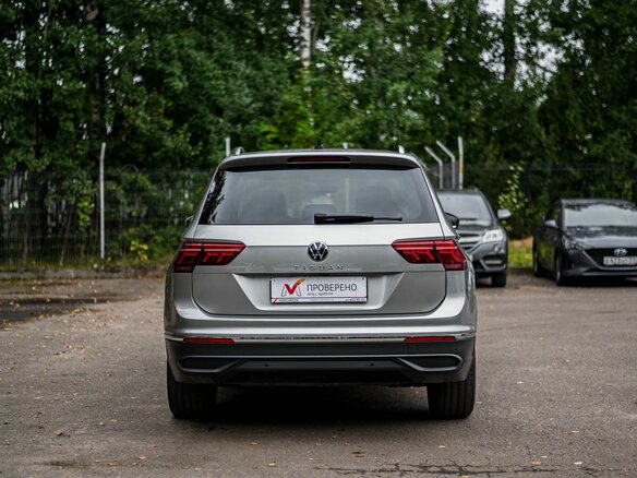 2021 Volkswagen Tiguan II Рестайлинг, серебристый, 2305000 рублей - вид 3