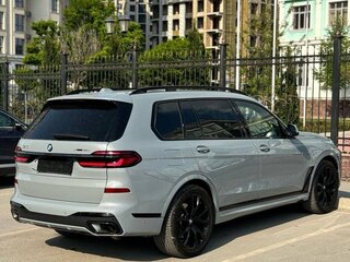 2023 BMW X7 40i I (G07) Рестайлинг, серебристый, 8800000 рублей, вид 3