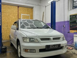 1998 Mitsubishi Chariot Grandis III, белый, 580000 рублей, вид 3