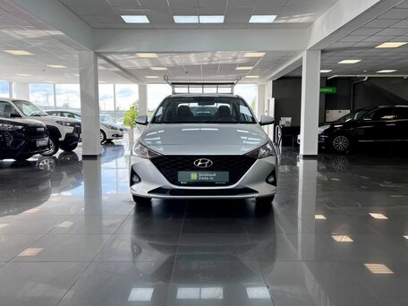2021 Hyundai Solaris II Рестайлинг, серебристый, 1525000 рублей, вид 3