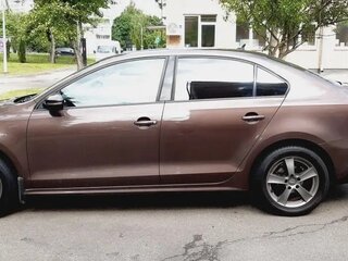 2015 Volkswagen Jetta VI Рестайлинг, коричневый, 1260000 рублей, вид 3